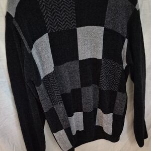 Liz Claiborne unisex or women's Black and Gray Patterned Crewneck Sweater
